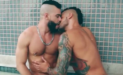 Metendo com intensidade no cuzão do macho gemedor