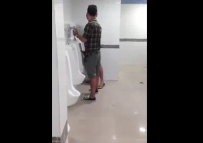 Putos são flagrados só na safadeza no banheirão