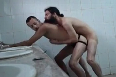 Dando o rabo para o barbudão no meio do banheiro abandonado