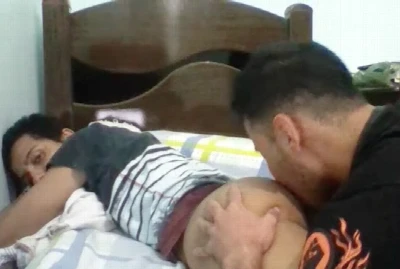 Casal de jovens brasileiros só querem saber de cunete