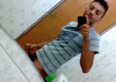 Novinho brasileiro se tranca no banheiro para gozar gostoso