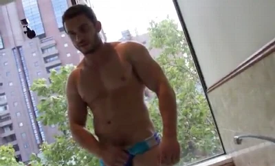 Hétero exibe corpão musculoso e jorra porra quentinha