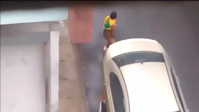 Novinho é flagrado completamente pelado e tocando uma na rua