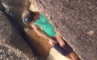 Safado é flagrado se masturbando na praia de nudismo