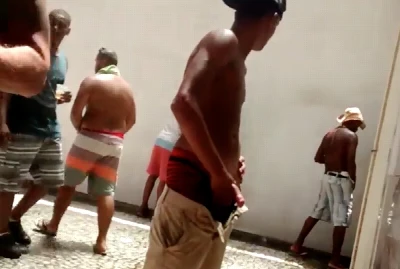 Homens são flagrados mijando na rua no Rio de Janeiro