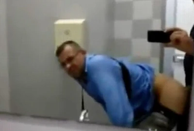 Aluno e professor fazem o trabalho extra no banheiro