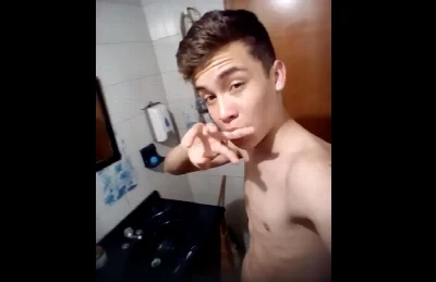 Depois de trair namorada, novinho cai na net tomando leitinho