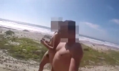 Livre, leve e solto na praia de nudismo com o namorado