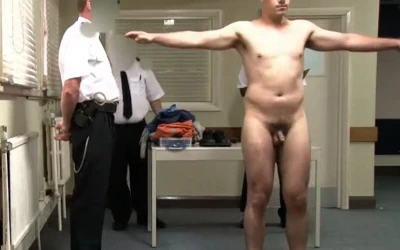 Homem tem que ficar pelado para segurança do aeroporto