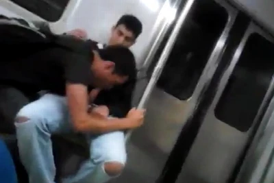 Chupando o namorado dentro do metrô movimentado