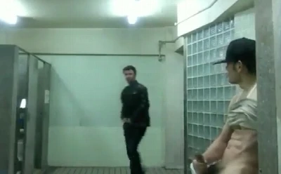 Sarado e bem dotado é flagrado tocando uma no banheirão