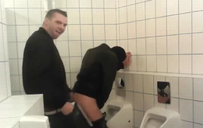 Mandando ver no cuzão do safado no banheirão
