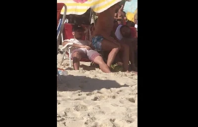 Brasileiro safado está com o pau duraço no meio da praia