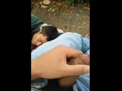 Maníaco safado goza na cara do amigo bêbado no parque
