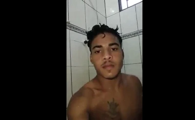 Brasileiro safado toma banho ao som de funk