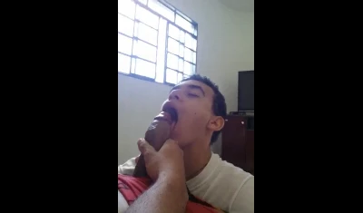 Tomando todo o leitinho direto do pauzão do puto