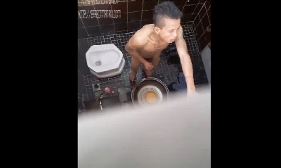 Novinho magrelo se masturba no vestiário, mas cai na net