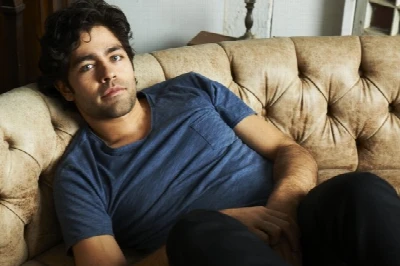 Adrian Grenier, de Entourage, cai na net tocando uma