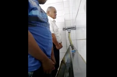Flagras e várias safadezas com homens maduros no banheirão