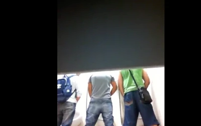 Trio de brasileiros é flagrado fazendo mão amiga no banheirão