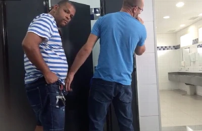 Safadeza deliciosa no banheiro do Rio de Janeiro cai na net