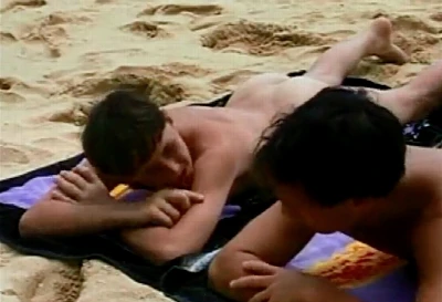 Amigo aproveitam o dia ensolarado em praia naturista