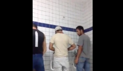 Brasileiros safados são flagrados na putaria no banheirão