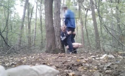 Chupando um desconhecido no meio da floresta
