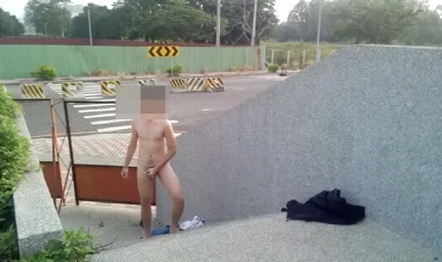 Novinho ousado toca punheta em parque público