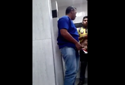 Pagando um boquete no negão pirocudo no banheirão