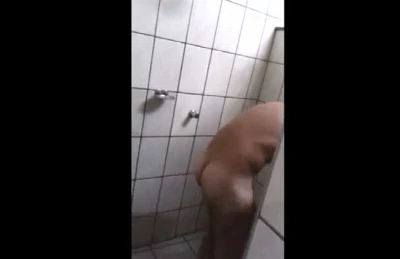 Câmera escondida flagrou os marmanjos super à vontade no vestiário