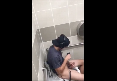 Boy cheio de tesão hoza no banheirão e....cai na net