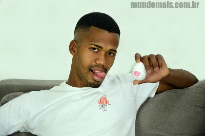 Talles mega dotado experimenta o Egg, um brinquedinho no Mundo Mais