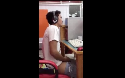 Safado não aguenta o tesão e toca uma dentro da lan house