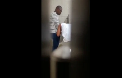 Safado é flagrado pagando boquete para negão no banheiro