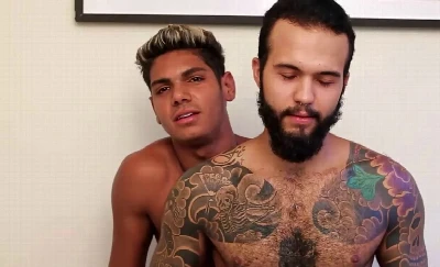 Tatuado musculoso recebe bomba no cuzão sem camisinha