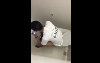 Novinho é flagrado é flagrado tocando uma no banheiro