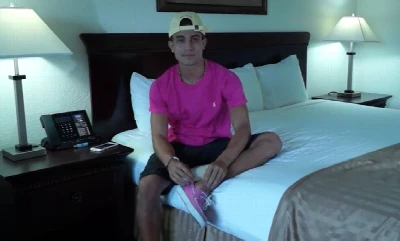 Latino cede e tem piroca chupada por outro homem