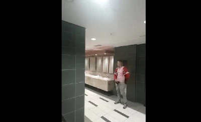Homem safado, e pauzudo, mostra bronha no banheiro público