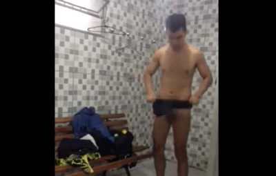 Homens são flagrados completamente pelados no vestiário