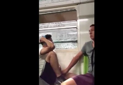 Boy pegou na pica de estranho dentro do metrô