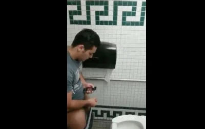 Bem dotado é flagrado tocando uma no banheirão público
