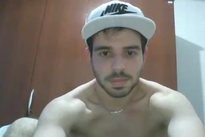 Gato bem definido exibe corpão e neca deliciosa pra cam