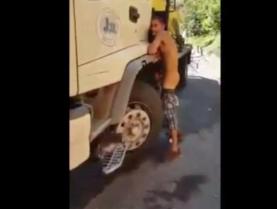 Bêbado é flagrado batendo uma atrás do caminhão
