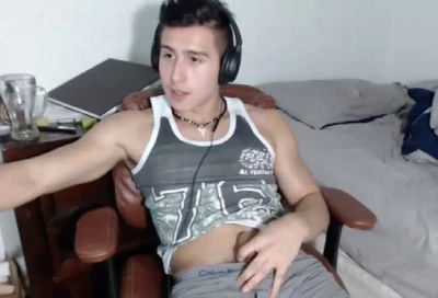 Novinho latino mostra o poder da sua piroca pra cam