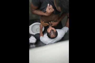Maduro capricha na piroca do negão num banheiro em Santos