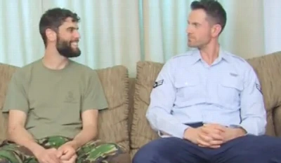 Militares héteros fazem cena juntos para ganharem dinheiro