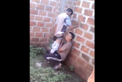 Novinhos putos são flagrados chupando na obra abandonada