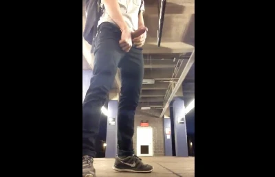 Safado grava própria punheta no meio do metrô deserto
