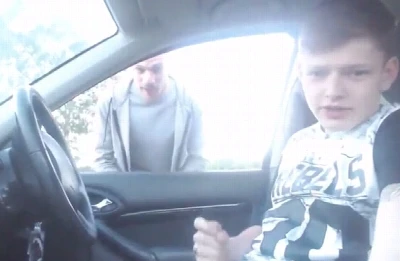 Novinho estava batendo uma punheta no carro até que....